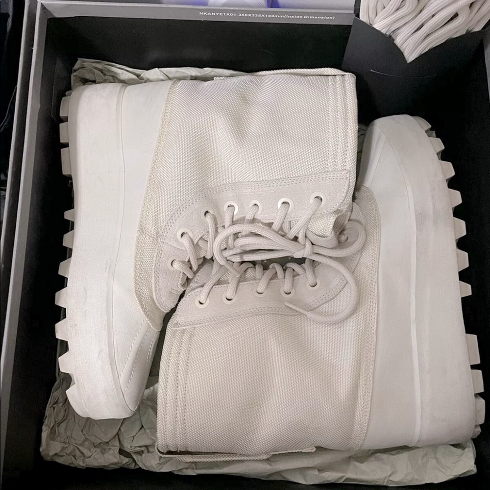 Yeezy Boots bought in 2016 worn a few times still in great conditions